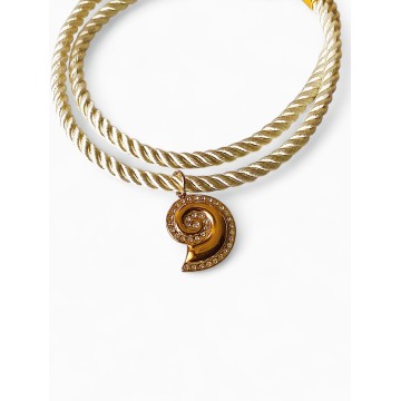Colar Essência do Mar – Búzio 🐚 Dourado