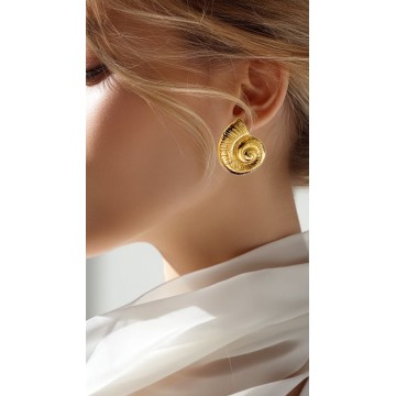 Brincos Concha Dourados – A Elegância do Oceano