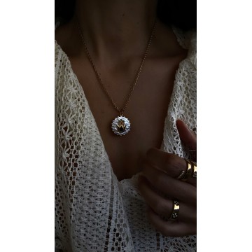 COLAR MEDALHA HAMSÁ EM MADRE-PÉROLA E OBSIDIANA COLAR MEDALHA HAMSÁ EM MADRE-PÉROLA E OBSIDIANA