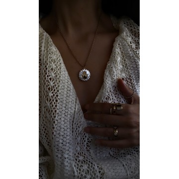 COLAR MEDALHA HAMSÁ EM MADRE-PÉROLA E OBSIDIANA COLAR MEDALHA HAMSÁ EM MADRE-PÉROLA E OBSIDIANA