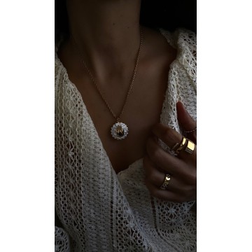 COLAR MEDALHA HAMSÁ EM MADRE-PÉROLA E OBSIDIANA COLAR MEDALHA HAMSÁ EM MADRE-PÉROLA E OBSIDIANA