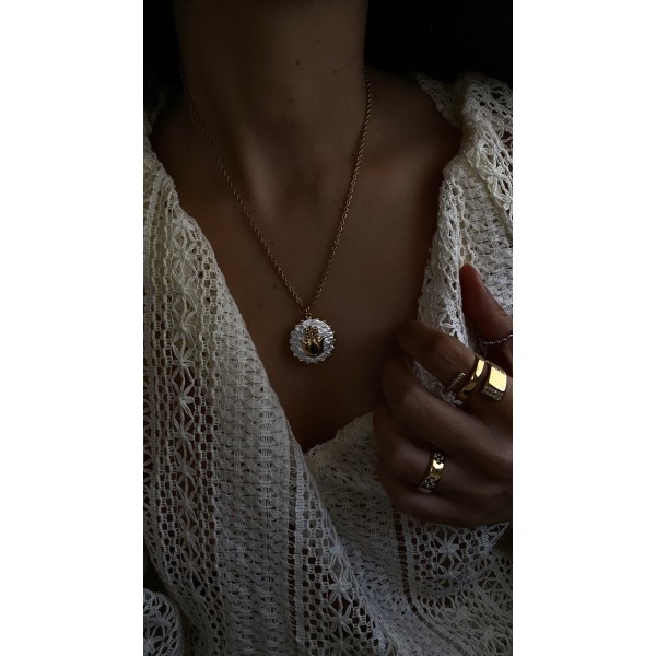 COLAR MEDALHA HAMSÁ EM MADRE-PÉROLA E OBSIDIANA COLAR MEDALHA HAMSÁ EM MADRE-PÉROLA E OBSIDIANA