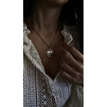 COLAR SAGRADO OLHO DIVINO – MADREPÉROLA E AÇO DOURADO