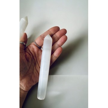 BASTÃO DE SELENITE 🕊️  BASTÃO DE SELENITE O bastão de Selenite é o gu