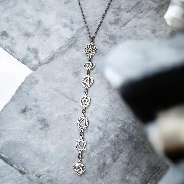 COLAR SETE CHAKRAS PRATEADO