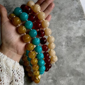 COLAR BOLAS EM RESINA – VÁRIAS CORES 	•	Bolas em resina